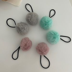 ‼️3/$20 or 4/$25‼️ Pom Pom hair tie NWOT